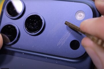 زیبای حساس / آیفون ۱۷ پرو در برابر کلید و سکه کم آورد