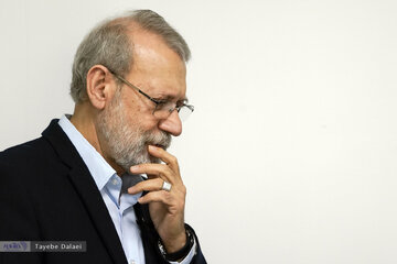 شال نمادین از پرچم حزب الله لبنان بر گردن لاریجانی در مراسم سالگرد شهادت سیدحسن مقاومت + تصاویر