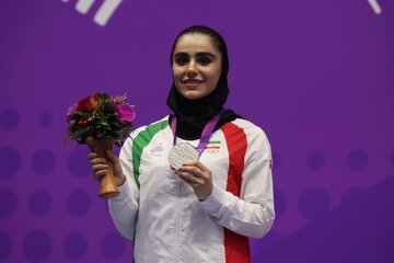 عکس | دختر ایرانی و نگاه احساسی به این طلای تاریخی!