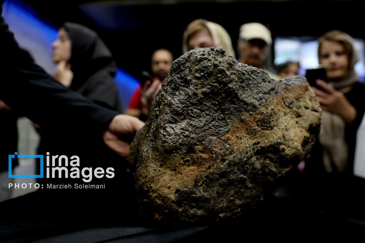 عکس | شهابسنگ ۲۱ کیلوگرمی از برج آزادی سردرآورد