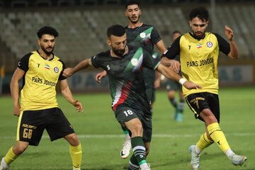 عکس | عجیبترین پوستر فوتبال ایران؛ تانک ارتش پشت سر پراید!