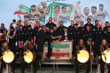 عکسهایی زیبا از قهرمانان کشتی