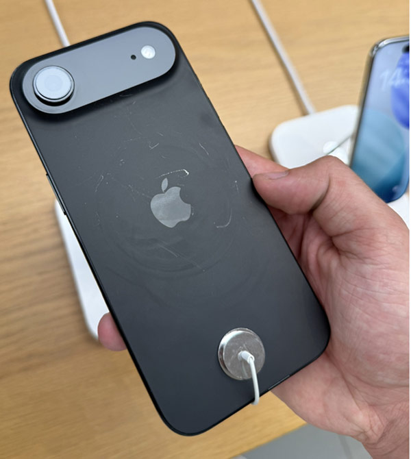 فاجعه طراحی یا نقص تولید؟ ماجرای آسیب‌پذیری آیفون ۱۷ پرو مکس در برابر ضربه