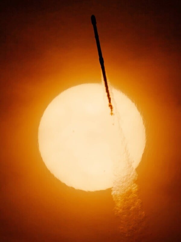 لحظه عبور موشک مشهور از جلوی کروموسفر خورشید / یک عکس تاریخی