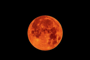 ماه خونین امشب در آسمان زنجان؛ رصد رایگان برای علاقهمندان