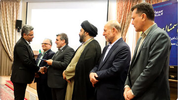 مدیریت ارتباطات و امور بین الملل شهرداری سمنان بر سکوی نخست  روابط عمومی ها ایستاد