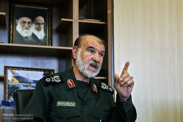 معاون قرارگاه مرکزی خاتم الانبیا: بدون حضور ولایت فقیه، نوبت حتی به بنی صدر هم نمیرسید و در دولت موقت همه چیز تحویل غرب میشد/مدیون ولایت فقیه هستیم