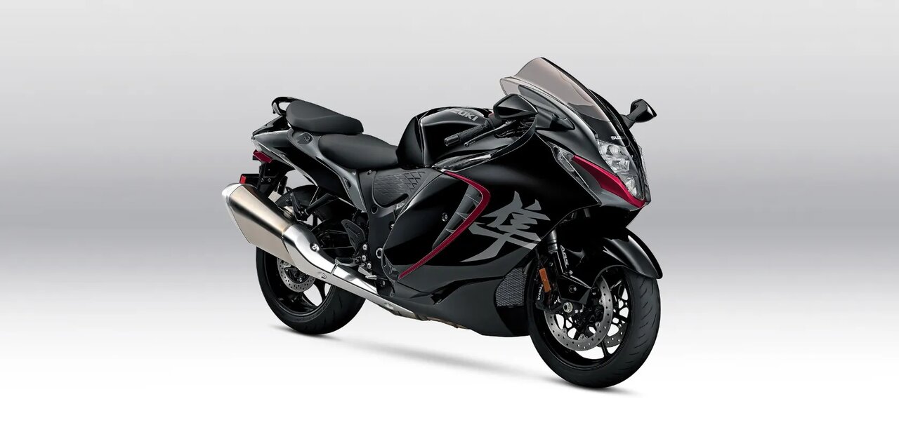 موتورسیکلت هایابوسا سوزوکی از نمای جلو رنگ مشکی و قرمز