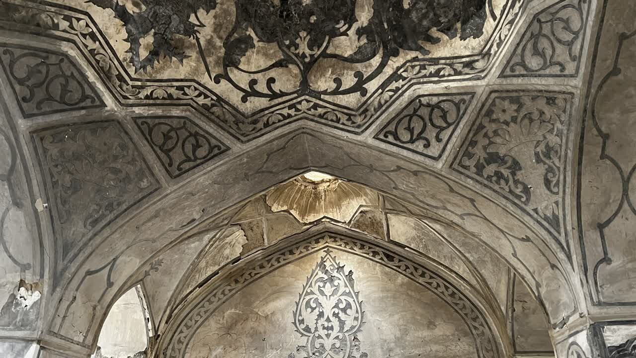 میراث دوره زندیه و قاجاریه با تزیینات گیاهی و اسلیمی/ مرمت در انتظار استادکاران برجسته