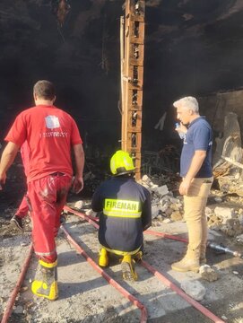 نبرد قهرمانانه آتش‌نشانان مسجدسلیمان با آتش در گرمای سوزان؛ مهار حریق گسترده در کارگاه مبل‌سازی پس از ۴ ساعت و نیم