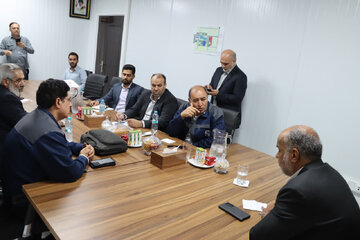 نشست محمدرضا صباغیان با مدیرعامل و تعدادی از مسئولان شرکت سنگآهن مرکزی ایران