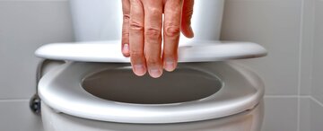 نشستن روی توالت فرنگی عمومی: کابوس بیدلیل یا خطر واقعی؟