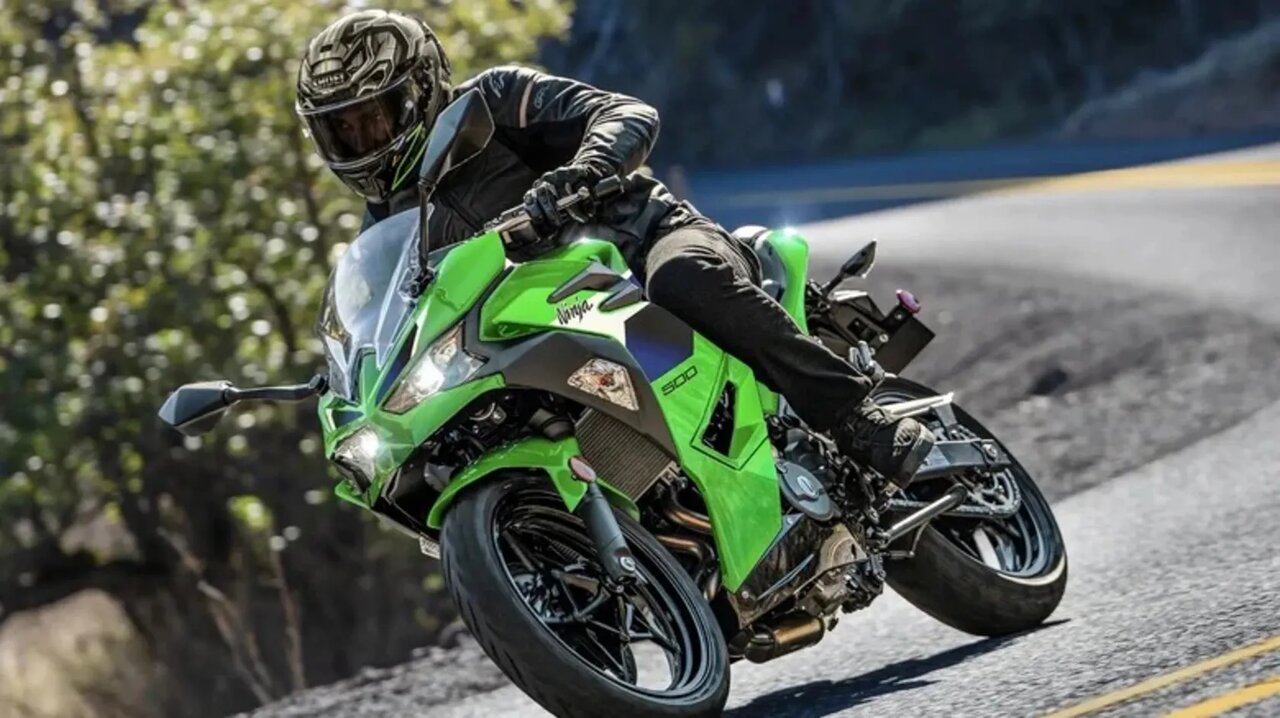 نمای جلو موتورسیکلت کاوازاکی ۵۰۰ در جاده