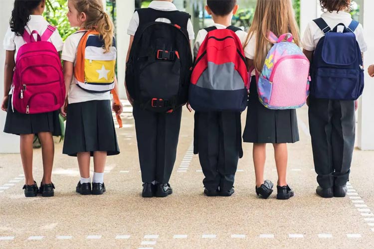 هشدار پزشکان: چگونه یک کوله‌پشتی به ستون فقرات کودک شما آسیب می‌زند؟