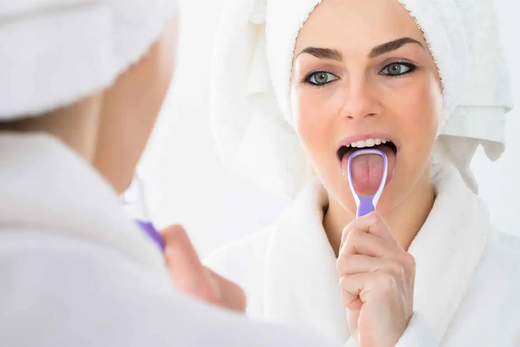 پاسخ به ۵ سوال متداول: زبان پاک کن بهتر است یا مسواک؟