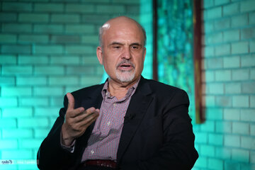 پدر معنوی دلواپسان جناب احمدینژاد است/دوستان همین تندروها در قم به لاریجانی لنگه کفش پرت کردند/این مملکت چقدر باید برای یک سری متوهم سیاسی تاوان بدهد