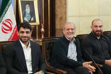 پزشکیان: در حال انجام اقداماتی از جمله بهبود ارتباطات خودمان با کشورهای همسایه هستیم/ تسلیم شدن در وجود ما نیست