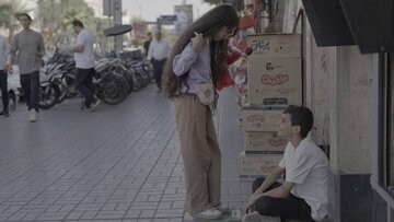 پسری که با یک ترازو در خیابان به دنبال نان میگردد