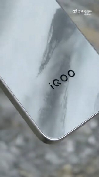 پنل پشتی جادویی و نمایشگر ۶۰۰۰ نیتی/ «آیکیو ۱۵» گوشی خاصی که به زودی رونمایی میشود