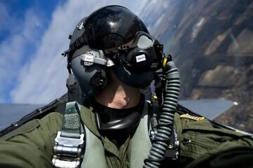 چرا خلبان جنگنده حین پرواز ماسکش را برنمیدارد؟