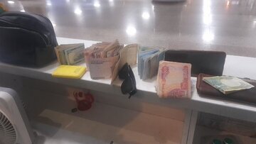 کاری که کارگر فرودگاه با کیف میلیاردی انجام داد/ عکس