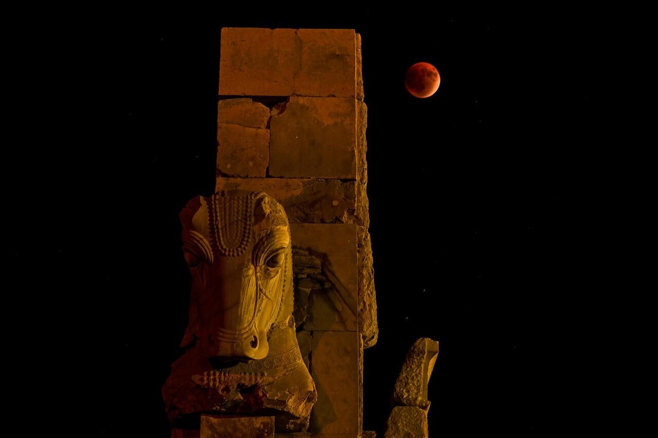 ماهگرفتگی بر فراز تخت جمشید ماهگرفتگی بر فراز تخت جمشید