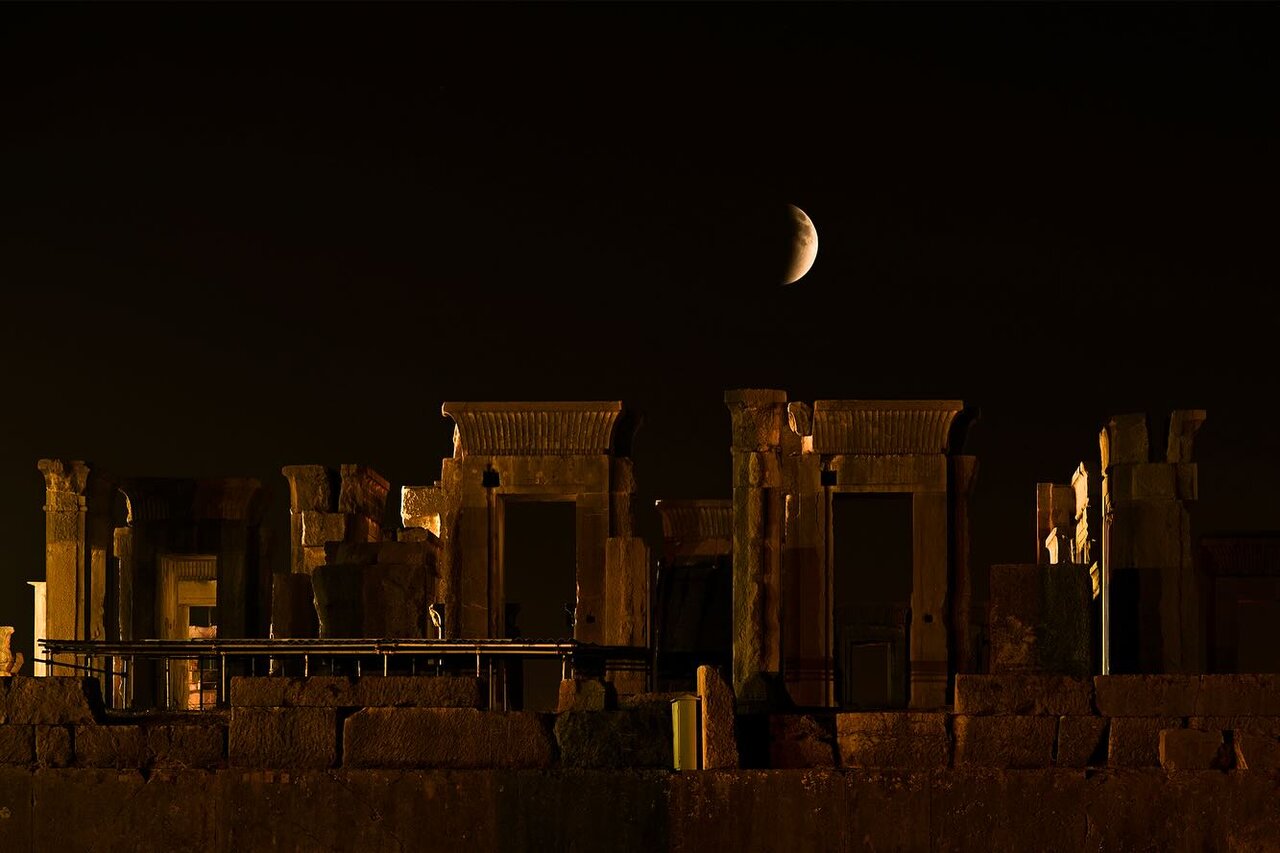 ماهگرفتگی بر فراز تخت جمشید ماهگرفتگی بر فراز تخت جمشید