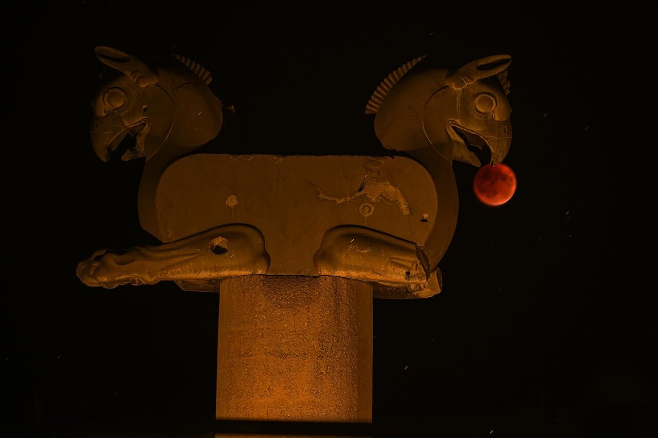 ماهگرفتگی بر فراز تخت جمشید ماهگرفتگی بر فراز تخت جمشید