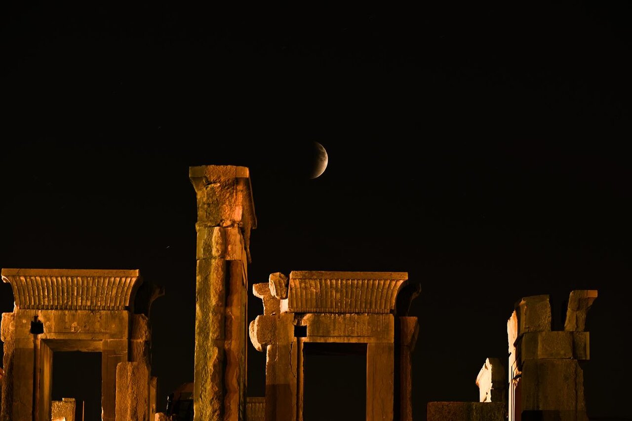 ماهگرفتگی بر فراز تخت جمشید ماهگرفتگی بر فراز تخت جمشید