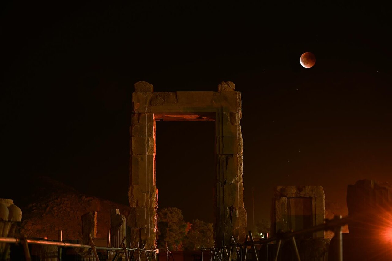 ماهگرفتگی بر فراز تخت جمشید ماهگرفتگی بر فراز تخت جمشید