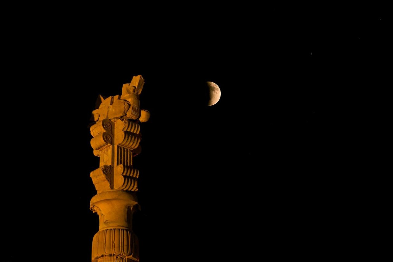 ماهگرفتگی بر فراز تخت جمشید ماهگرفتگی بر فراز تخت جمشید