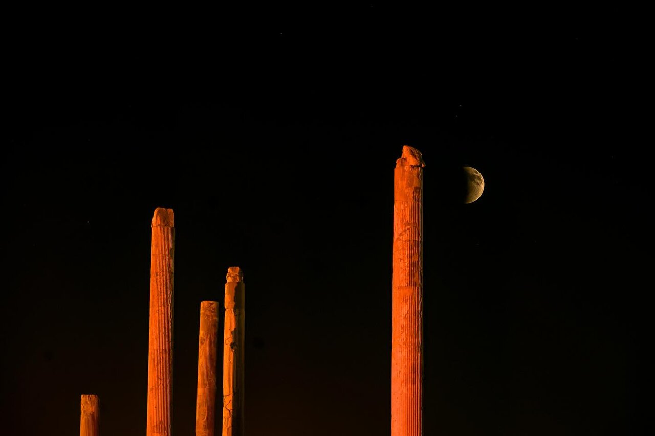 ماهگرفتگی بر فراز تخت جمشید ماهگرفتگی بر فراز تخت جمشید