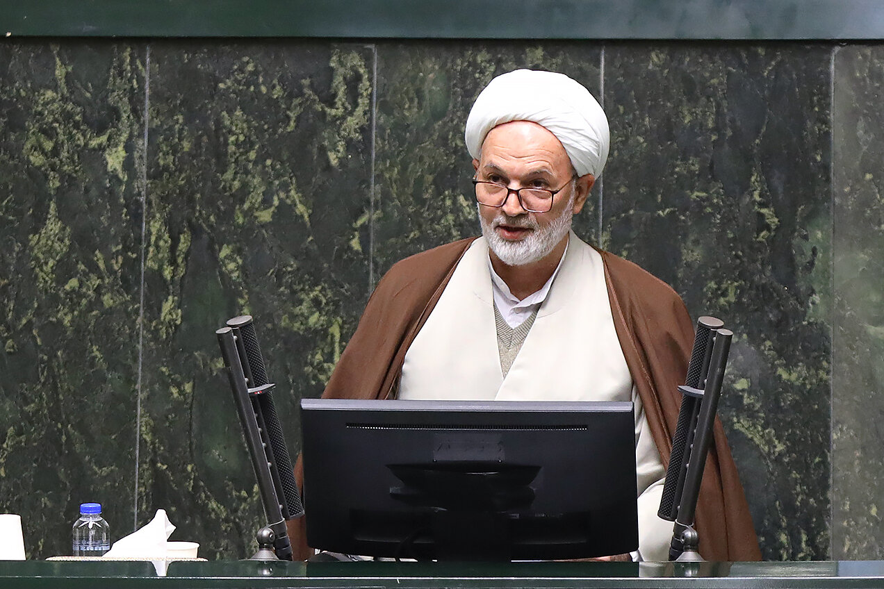 یک موافق و یک مخالف برگزاری کنسرت خیابانی همایون شجریان در میدان آزادی
