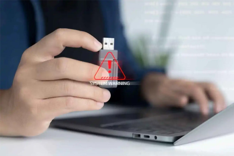 ۵ خطری که با وصل کردن گوشی به پورت USB ناشناس تهدیدتان می‌کند