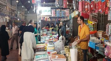 ۹۶ غرفه از ۹ استان کشور در نمایشگاه فروش پاییزه زنجان گرد هم آمدند