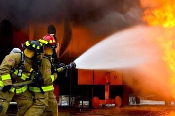 آتش‌سوزی در خیابان انقلاب تهران