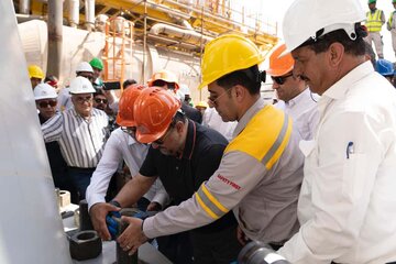 آغاز عملیات نصب و راهاندازی رآکتور اوره شرکت پتروشیمی هنگام با حضور شریعتمداری