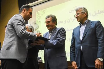 آیین تجلیل از صنعتگران و معدنکاران نمونه استان سمنان