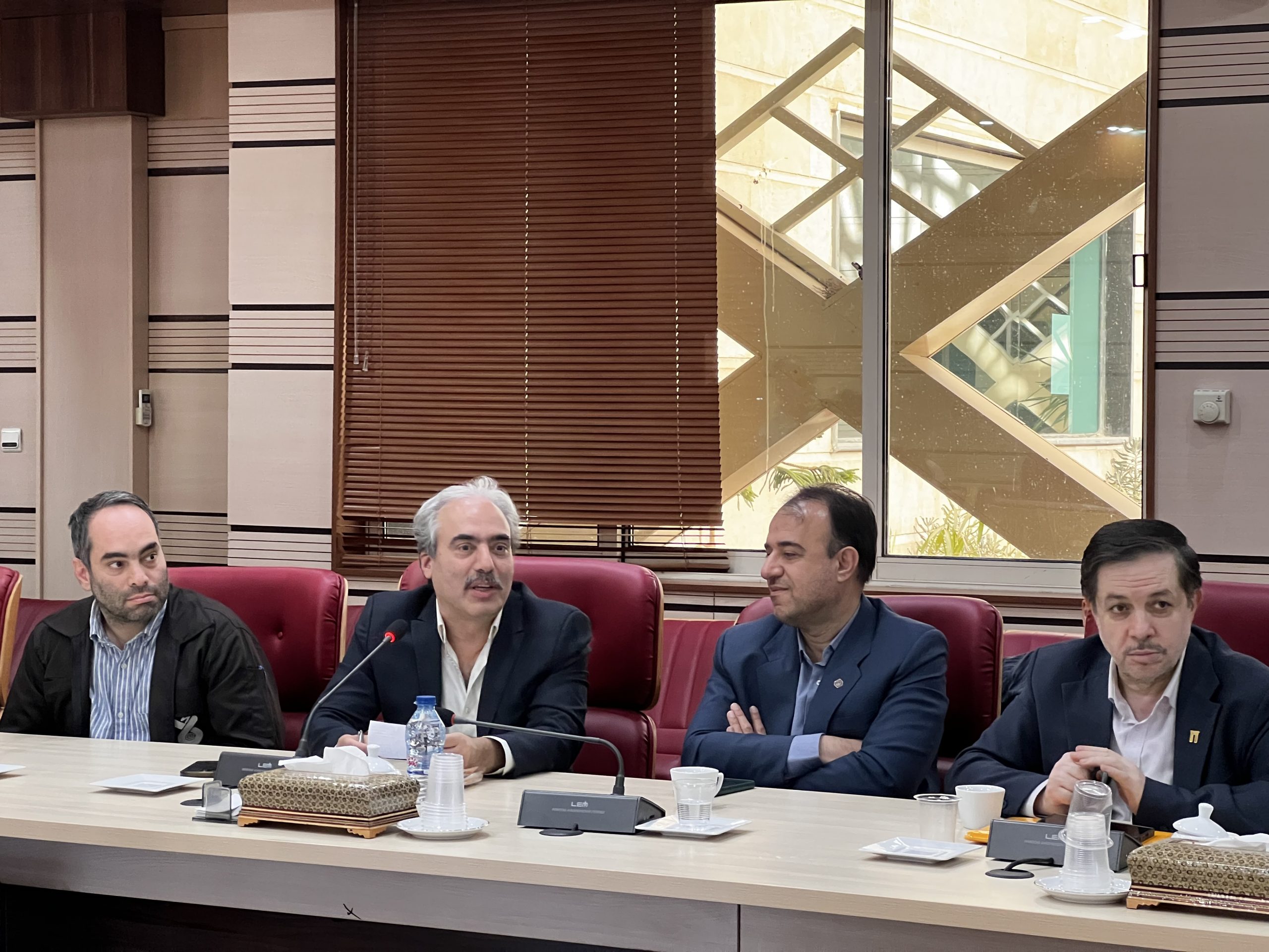 استاندار قزوین: واحدهای تولیدی حساب‌های بانکی خود را به استان منتقل کنند