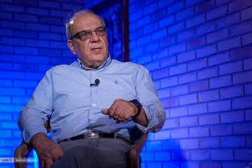 انتقاد تند عباس عبدی از نظام امتیازدهی و سهمیهها/ تا حالا چندتا از فرزندان مسوولان قهرمان ورزشی شدهاند؟ ولی تا دلتان بخواهد مدیران حکومتی هستند!