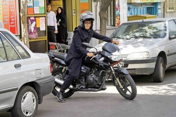 انتقاد یک حقوقدان؛ موتورسواری زنان با شترسواری و اسبسواری چه فرقی دارد؟
