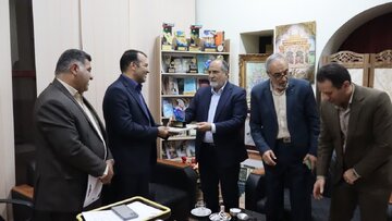 اهدا لوح تقدیر و تندیس جشنواره ملی اقوام و عشایر به مدیر کل فرهنگ و ارشاد چهارمحال وبختیاری