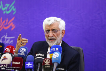 این روزنامه اصولگرا هم سعید جلیلی را گردن نگرفت؛ راه انداختن جدال «دیدی گفتم»، مشکلی را حل نمیکند