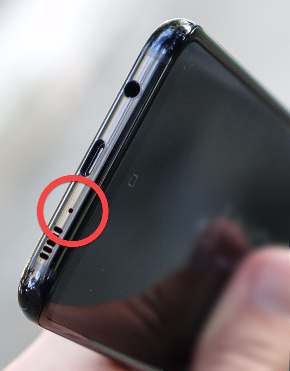 این سوراخ کوچک کنار درگاه شارژ گوشی هوشمند چیست؟