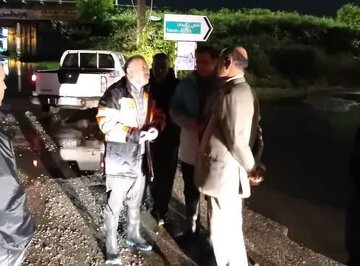 بازدید شبانه استاندار گیلان از مناطق دچار آب‌گرفتگی در بندر انزلی