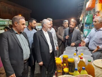 بازدید شبانه معاون سیاسی و امنیتی استاندار قم از نمایشگاه «از مزرعه تا سفره» در شهرستان جعفرآباد