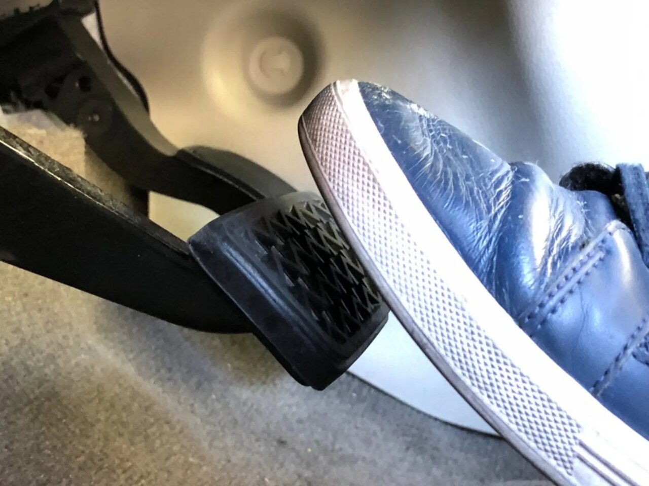 بریدن ترمز را چطور مدیریت کنیم؟ / راهکارهای متوقف کردن خودرو در شرایط اضطراری