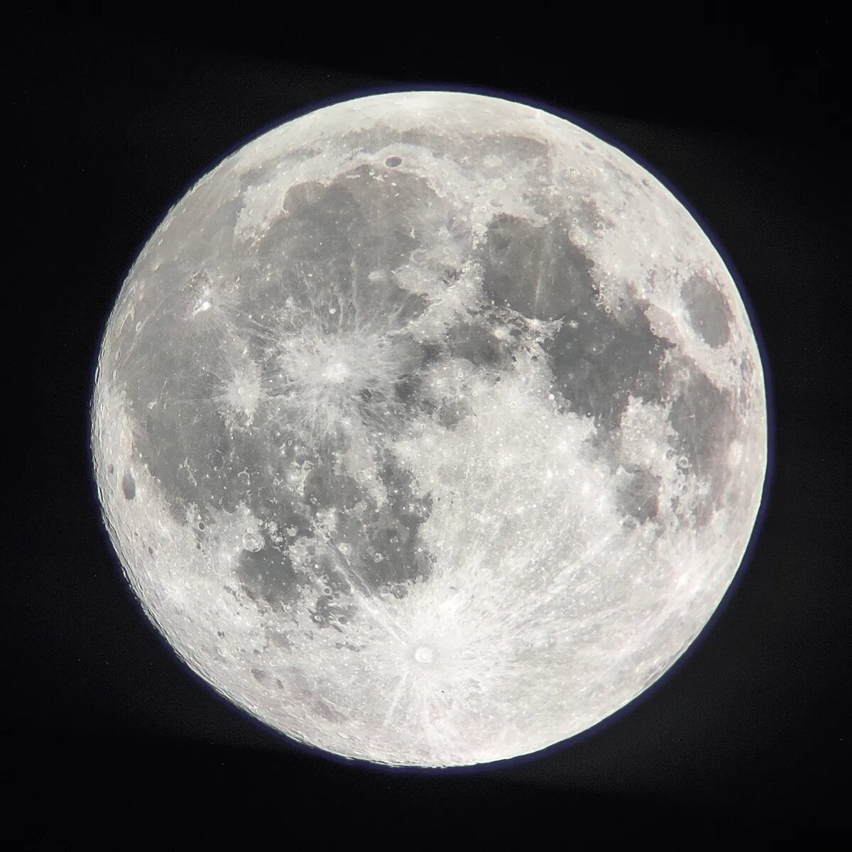 بزرگتر، درخشانتر، تماشاییتر: اولین ابرماه سال ۲۰۲۵ آسمانها را در نوردید!