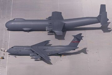 بزرگترین هواپیمای نظامی جهان با قابلیت حمل ۱۲ هلیکوپتر آپاچی!