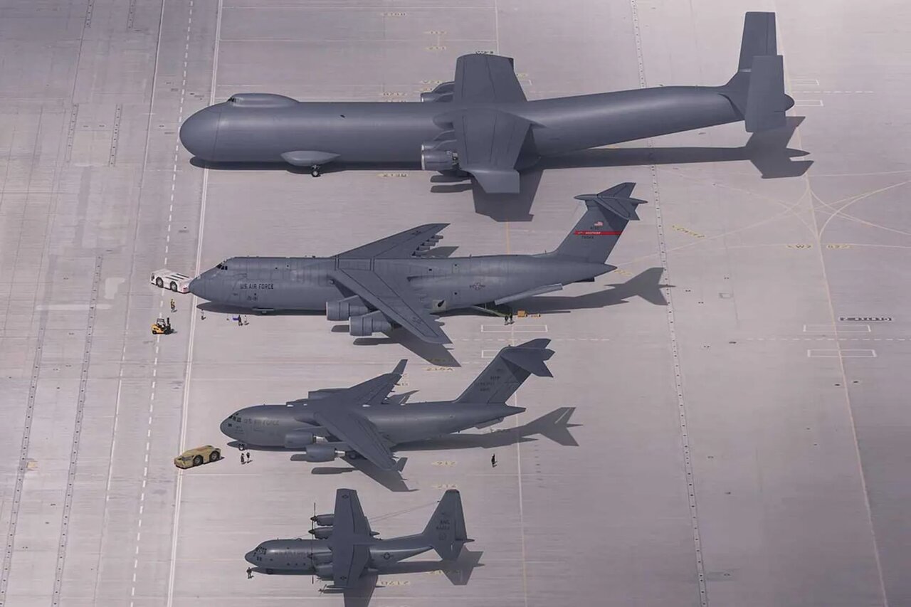 بزرگترین هواپیمای نظامی جهان با قابلیت حمل ۱۲ هلیکوپتر آپاچی!